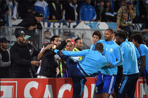 Gara-Gara Kaki Melayang Evra Dihukum Satu Pertandingan