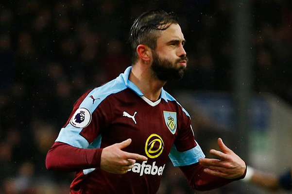 Menurut Phil Bardsley Tendangan Bebas Steven Defour Mirip Beckham
