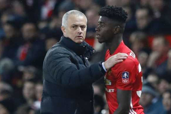 Manchester United Pinjamkan Bek Mudanya ke Aston Villa