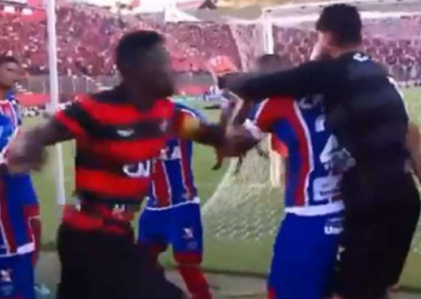 Laga Vitoria vs Bahia Dihentikan Setelah Hujan Kartu Merah