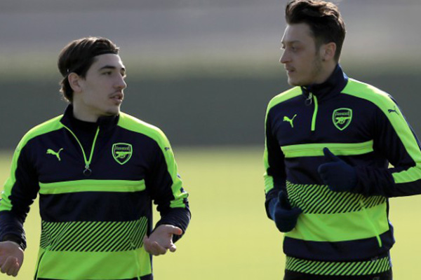 Bellerin Sudah Prediksi Mesut Ozil Setia ke Arsenal