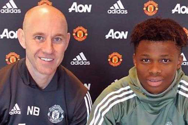 Largie Ramazani Resmi Perkuat Manchester United